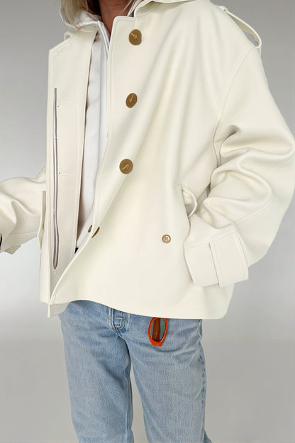 Kurzer Trenchcoat mit geschlossenem Gürtel und markantem Spitzkragen