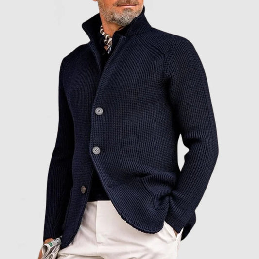 Dunkelblauer Strickblazer für Herren, elegant und modern, mit Knopfleiste. Perfekt für stilvolle Herbst- und Wintermode.