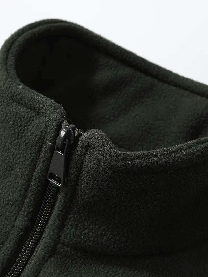 Dunkelgrüne Fleecejacke mit Reißverschluss, Nahaufnahme des Kragens. Weiches, warmes Material, ideal für Outdoor-Aktivitäten im Herbst und Winter.