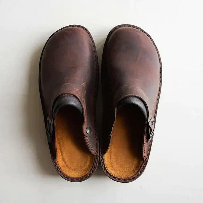 Braune Lederschuhe, handgefertigt, mit Schnalle, auf weißem Hintergrund. Hochwertige Materialien, stilvoll und langlebig. Ideal für Herrenmode.