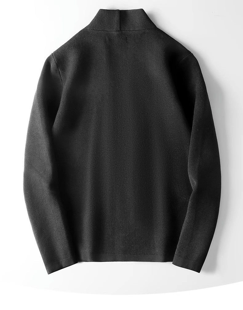 Schwarzer Herrenpullover aus Wolle, Rückansicht. Elegantes Design, langärmlig, ideal für Herbst und Winter. Hochwertige Strickmode.