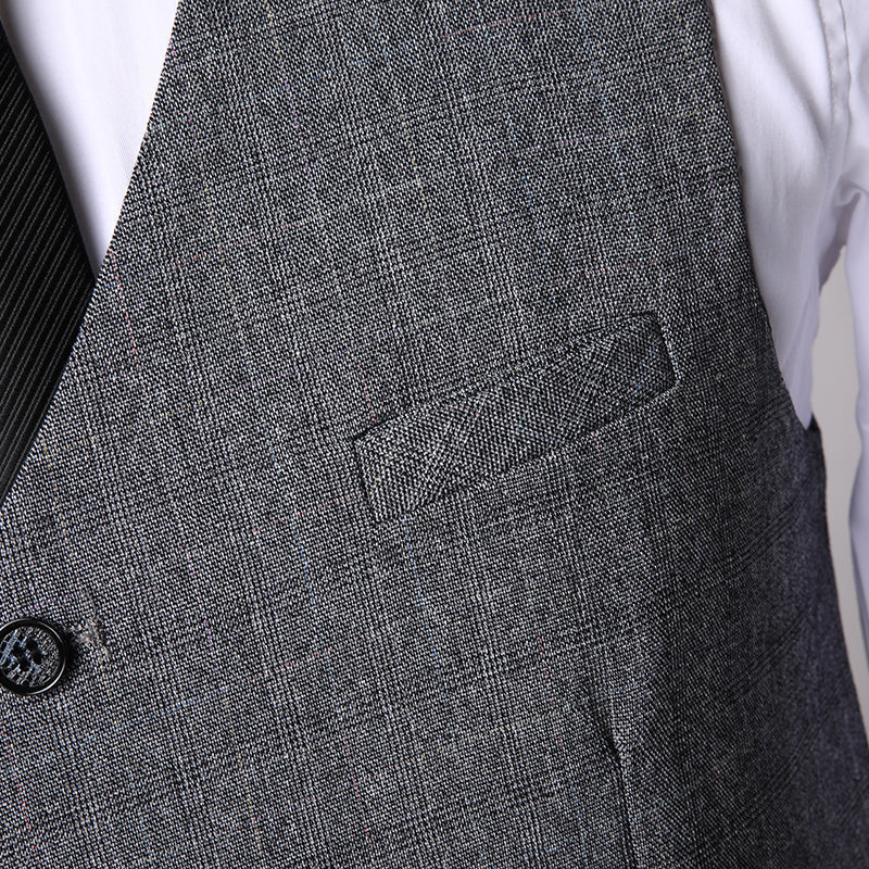 Graue karierte Herrenweste mit Knopf und Brusttasche, elegantes Design, ideal für formelle Anlässe. Hochwertige Herrenmode.