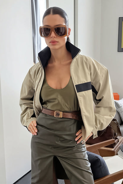 Rückansicht der Damen-Kurzjacke mit Stehkragen und Farbblock