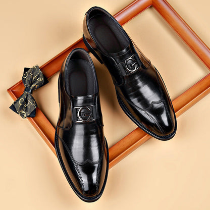Men's business shoes with low shaft, pointed toe area, and woven design