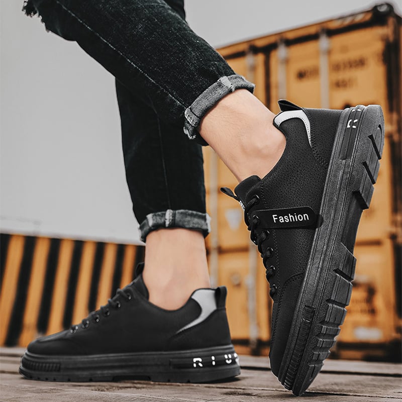 Men's lace-up sneakers with rounded toe and flat sole