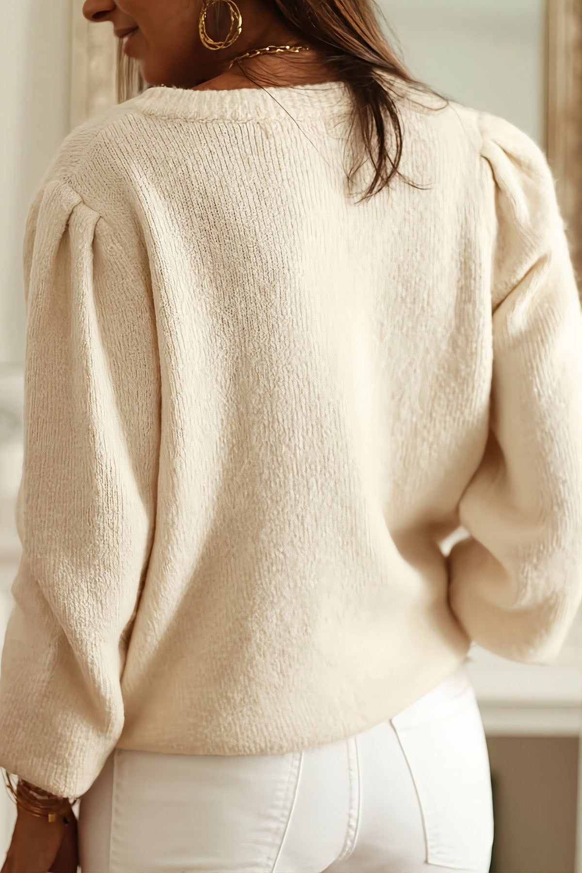 Detailansicht der durchbrochenen Strickstruktur der Damen-Strickjacke