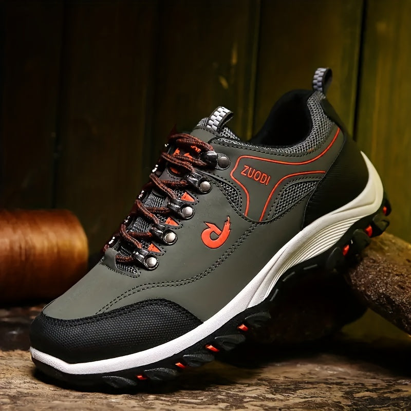 Grüner Outdoor-Wanderschuh mit rotem Logo, robustem Profil und Schnürsenkeln. Ideal für Trekking und Abenteuer. Hochwertige Materialien.