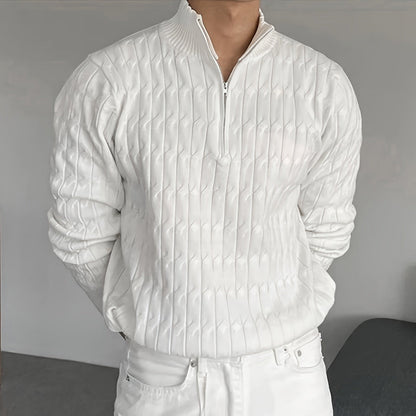 Weiße Strickjacke mit Reißverschluss, getragen von einer Person. Modischer Herrenpullover, elegantes Design, ideal für Herbst- und Wintermode.