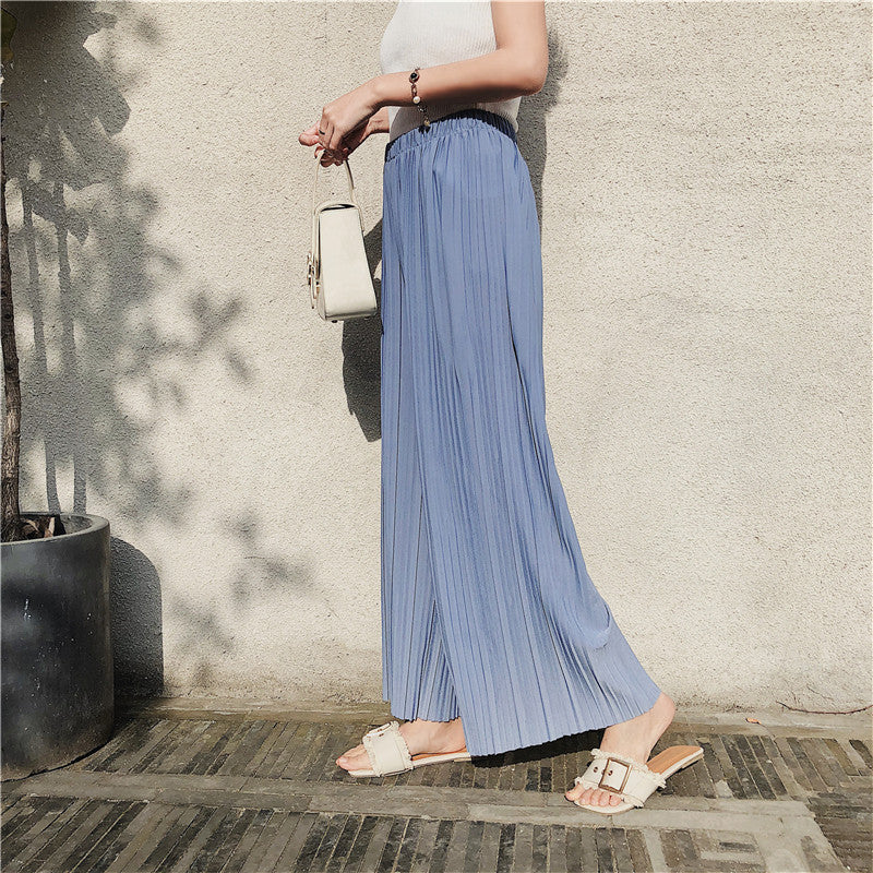 Women's wide-leg pants with pleated design and cropped length