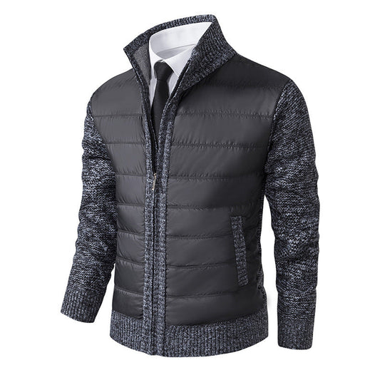 Schwarze Herrenjacke mit gestepptem Design, Strickärmeln und Kragen, kombiniert mit weißem Hemd und schwarzer Krawatte. Elegante Wintermode.