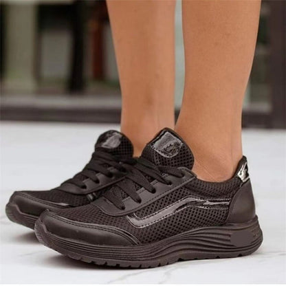 Schwarze Damen-Sneaker mit Mesh-Obermaterial und dicker Sohle, ideal für Sport und Freizeit. Bequeme, modische Schuhe für den Alltag.