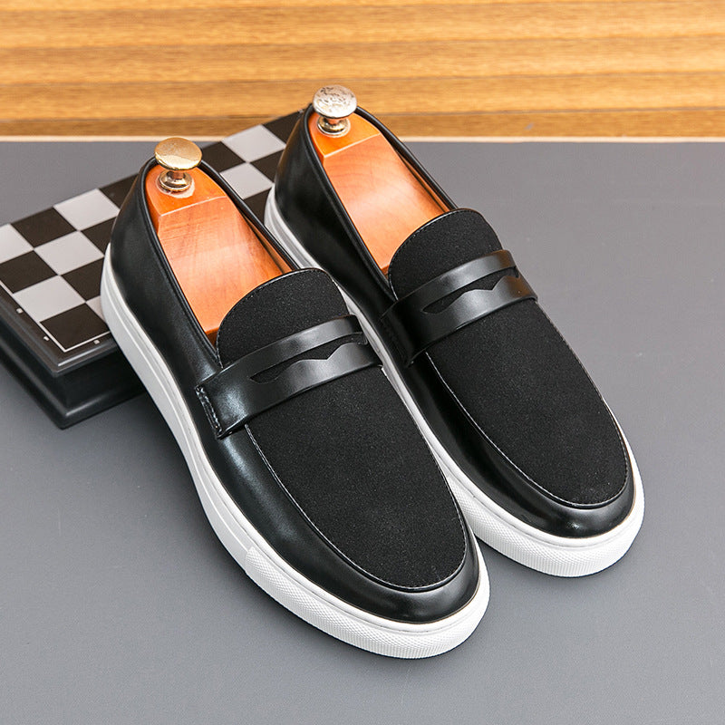 Schwarze Herren-Loafer aus Leder und Wildleder mit weißer Sohle auf grauem Hintergrund, stilvoll und modern, ideal für elegante Anlässe.