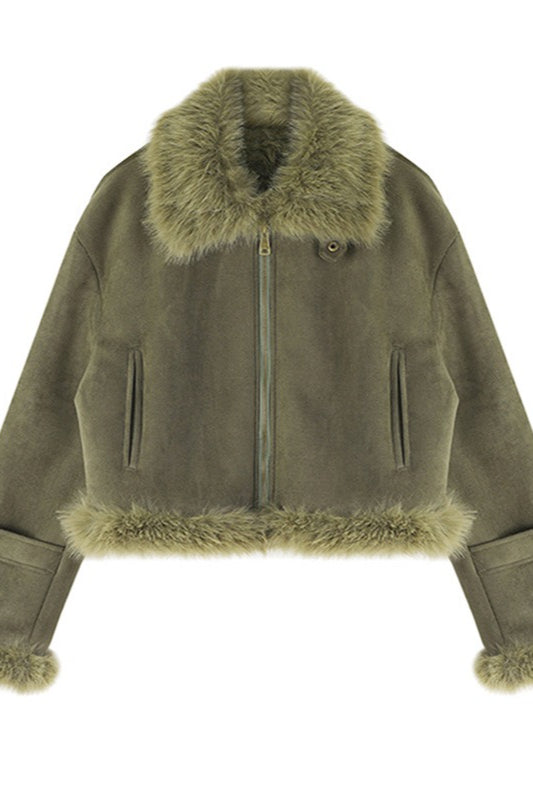 Detailansicht des Kunstfellkragens an der Aviator-Kurzjacke