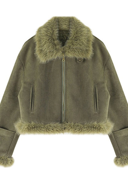 Detailansicht des Kunstfellkragens an der Aviator-Kurzjacke