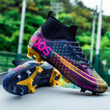 Bunte Fußballschuhe mit gelben Stollen und modernem Design, ideal für Rasenplätze. Perfekt für Fußballspieler, die Stil und Leistung suchen.