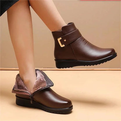 Damenstiefel aus braunem Leder mit Schnalle und flauschigem Innenfutter, modische Herbst-Winter-Schuhe, rutschfeste Sohle, elegantes Design.