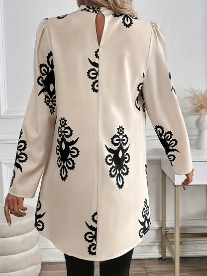 Elegante Damenbluse mit schwarzem, floralem Muster auf cremefarbenem Stoff, Rückansicht. Modische Oberbekleidung, ideal für stilvolle Anlässe.