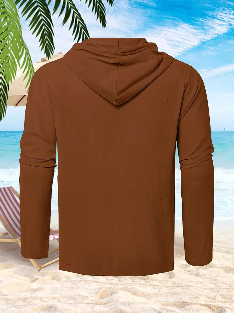 Braunes Langarm-Hoodie-Shirt am Strand, Palmen und Liegestuhl im Hintergrund, ideal für Sommermode und Freizeitkleidung.