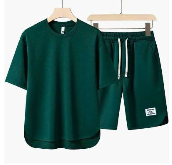 Grünes T-Shirt und Shorts Set auf Kleiderbügeln, sportlich, bequem, aus Baumwolle, ideal für Freizeit und Sport, modisch und atmungsaktiv.