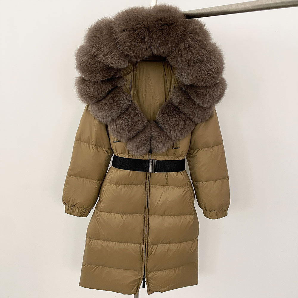 Damen Wintermantel mit Kapuze, braun, Daunenfüllung, Kunstpelzbesatz, Gürtel, warm, stilvoll, modisch, ideal für kalte Temperaturen.