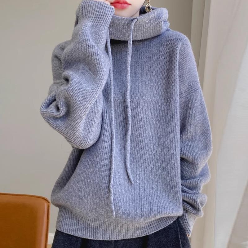 Grauer Strickpullover mit Kapuze, lässig und gemütlich, ideal für Herbstmode. Perfekt für Damen, die stilvolle und bequeme Kleidung suchen.