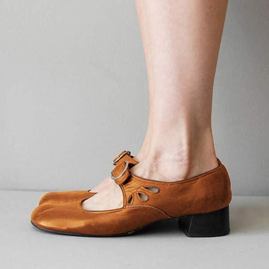Braune Tabi-Schuhe mit niedrigem Absatz und Riemen, getragen von einer Person. Modische, einzigartige Schuhwahl für Damen.