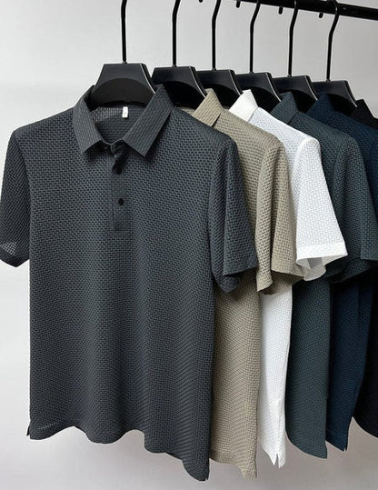 Sechs Poloshirts in verschiedenen Farben (schwarz, grau, beige, weiß, blau) auf Kleiderbügeln. Hochwertige Herrenmode, Texturdesign.