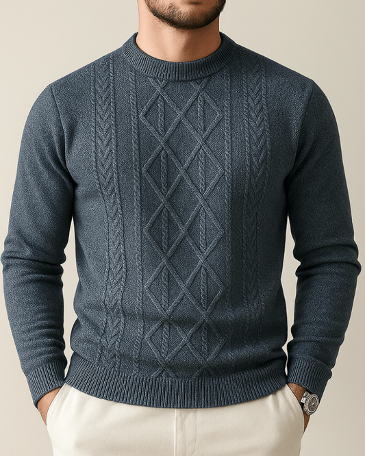 Grauer Strickpullover mit Zopfmuster, getragen von einem Mann. Elegantes Design, ideal für Herbstmode. Hochwertige Herrenbekleidung.