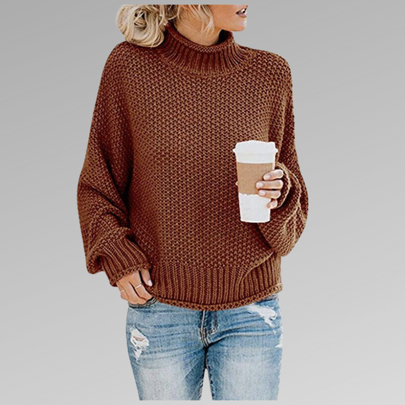 Frau in braunem Strickpullover mit Kaffeebecher, trägt zerrissene Jeans. Herbstmode, gemütlicher Look, lässiger Stil.