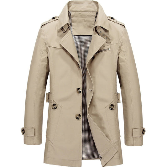 Beiger Trenchcoat für Herren, klassisches Design mit Knopfleiste und Gürtel, ideal für Herbstmode und elegante Outfits.