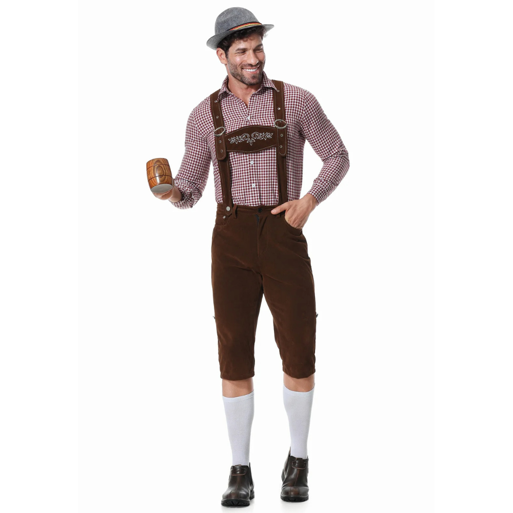 Mann in traditioneller bayerischer Tracht mit Lederhose, kariertem Hemd und Hut, hält Bierkrug. Oktoberfest, deutsche Kultur, Trachtenmode.