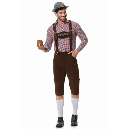 Mann in traditioneller bayerischer Tracht mit Lederhose, kariertem Hemd und Hut, hält Bierkrug. Oktoberfest, deutsche Kultur, Trachtenmode.