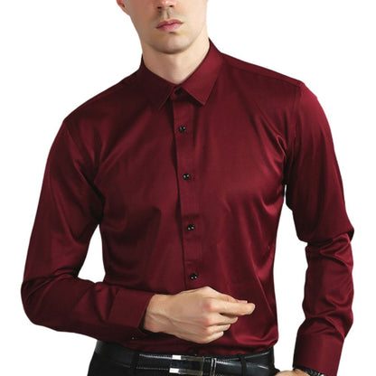 Mann in eleganter, dunkelroter Hemd, langärmlig, mit Knopfleiste. Businessmode, Herrenbekleidung, stilvoll, modern.