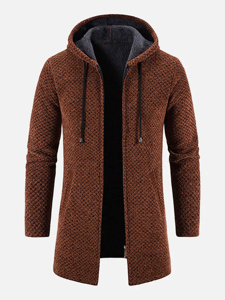 Brauner Herrenmantel mit Kapuze, Strickmuster und Reißverschluss. Modischer Wintermantel, warm und stilvoll. Ideal für kalte Tage.