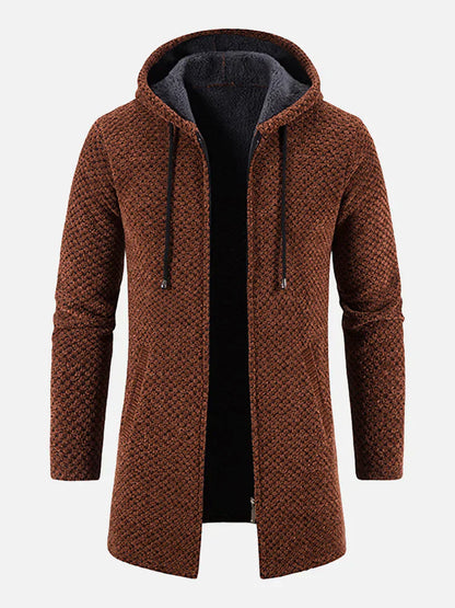 Brauner Herrenmantel mit Kapuze, Strickmuster und Reißverschluss. Modischer Wintermantel, warm und stilvoll. Ideal für kalte Tage.