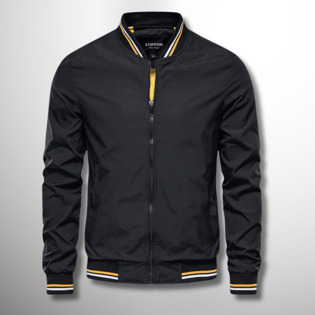 Schwarze Bomberjacke mit gelben und weißen Streifen an Kragen und Bündchen, Reißverschluss vorne. Modische Herrenjacke, ideal für Herbst.