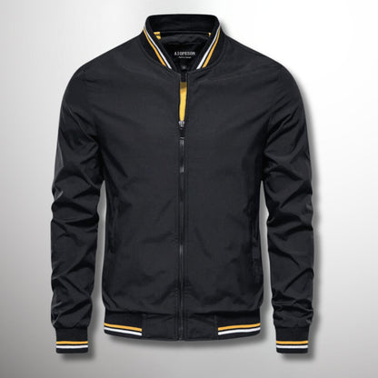 Schwarze Bomberjacke mit gelben und weißen Streifen an Kragen und Bündchen, Reißverschluss vorne. Modische Herrenjacke, ideal für Herbst.