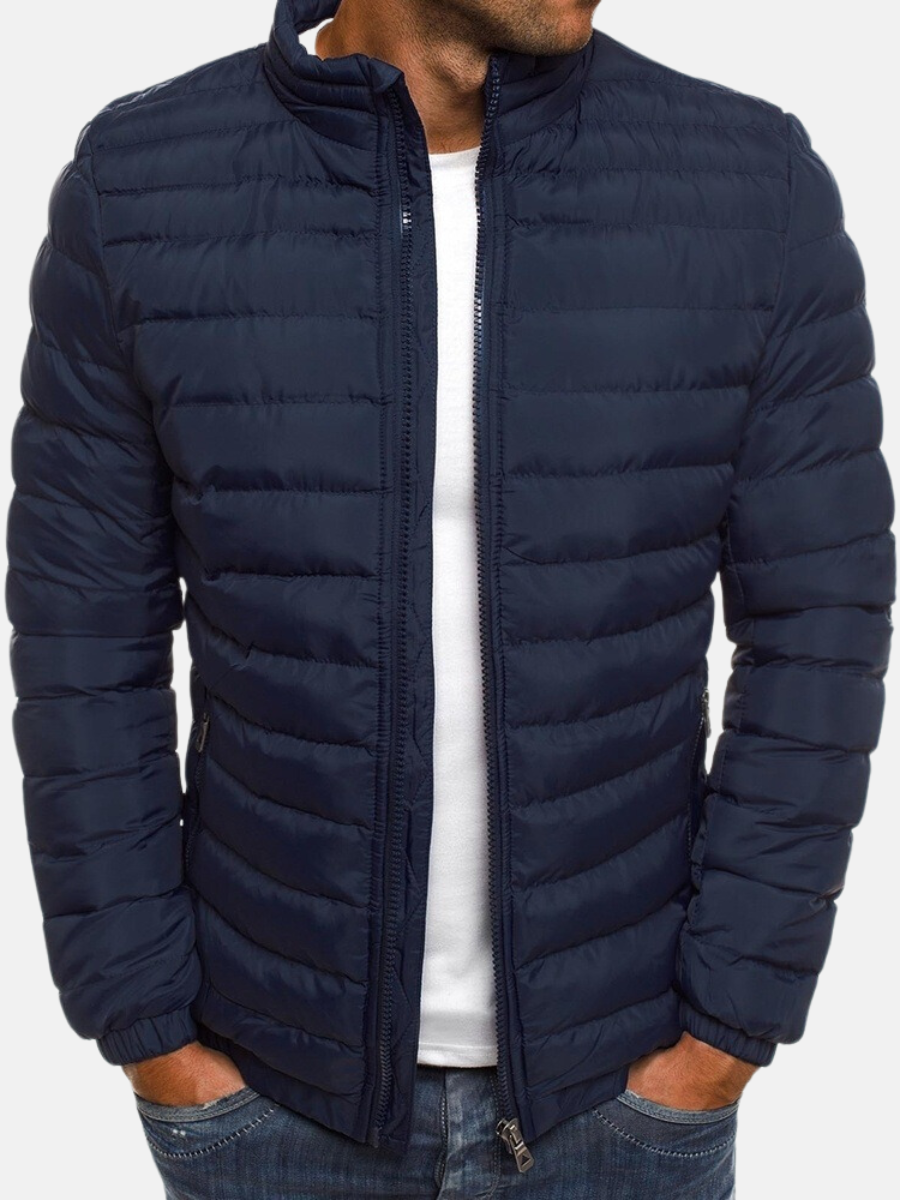 Dunkelblaue Steppjacke für Herren, modisch und warm, ideal für Herbst und Winter. Perfekt kombinierbar mit Freizeitkleidung.