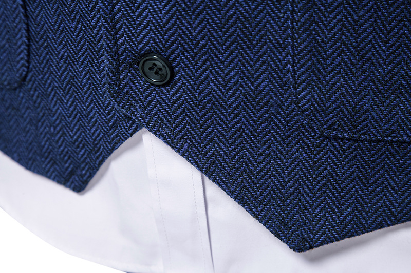 Dunkelblaues Sakko mit Fischgrätenmuster und schwarzem Knopf über weißem Hemd. Elegante Herrenmode, stilvolles Design, hochwertige Stoffe.