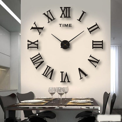 Große Wanduhr mit römischen Ziffern in modernem Esszimmer, stilvolle Dekoration, minimalistisches Design, schwarze Zeiger, elegante Wohnkultur.