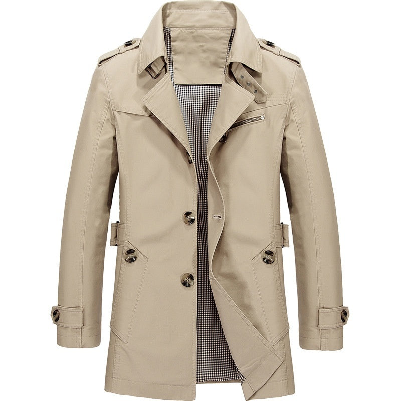 Beiger Trenchcoat für Herren, klassisches Design mit Knopfleiste und Gürtel, ideal für Herbstmode und elegante Outfits.