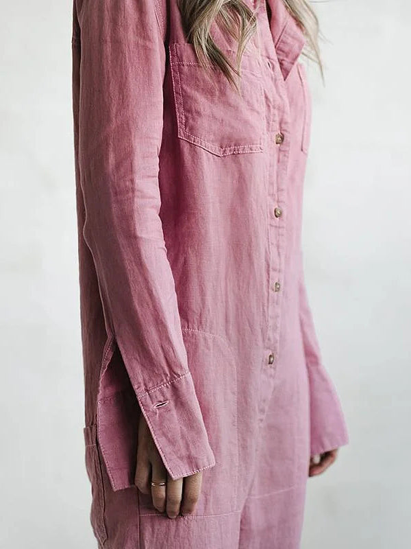Damenhemdkleid aus rosa Leinen, langärmelig, mit Knopfleiste und Brusttaschen, ideal für lässige Mode und Sommeroutfits.