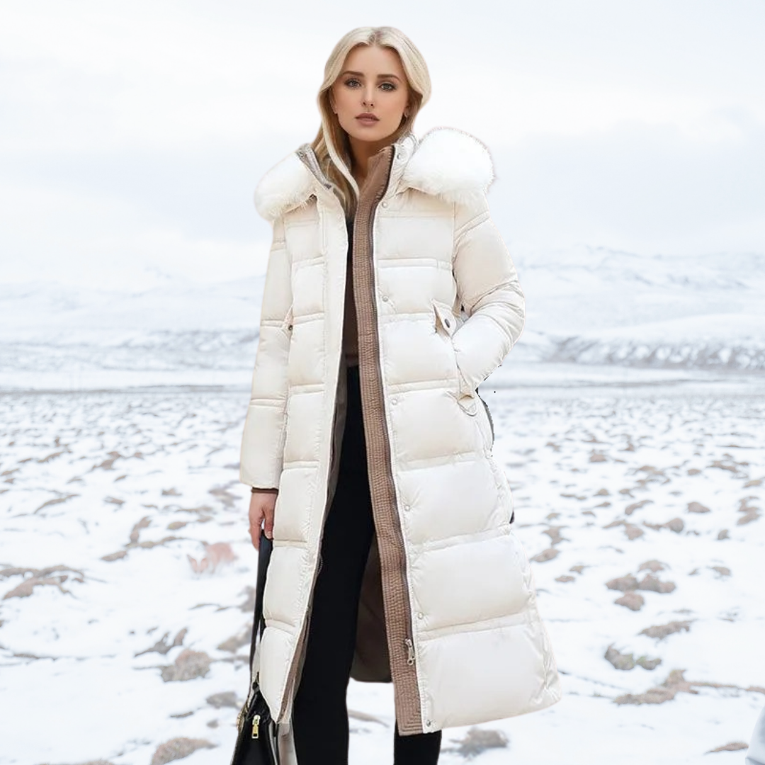 Frau in weißem Daunenmantel im verschneiten Winterlandschaft, modisch gekleidet, Wintermode, Outdoor-Bekleidung, stilvoller Look, kaltes Wetter.