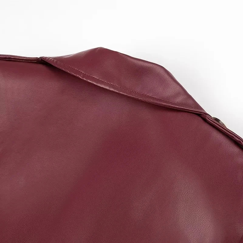 Bordeauxrote Lederjacke, Nahaufnahme des Kragens, hochwertige Mode, stilvolles Design, luxuriöse Textur, Damenbekleidung, Herbstmode.