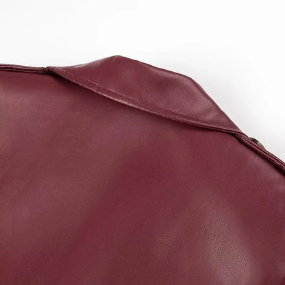 Bordeauxrote Lederjacke, Nahaufnahme des Kragens, hochwertige Mode, stilvolles Design, luxuriöse Textur, Damenbekleidung, Herbstmode.