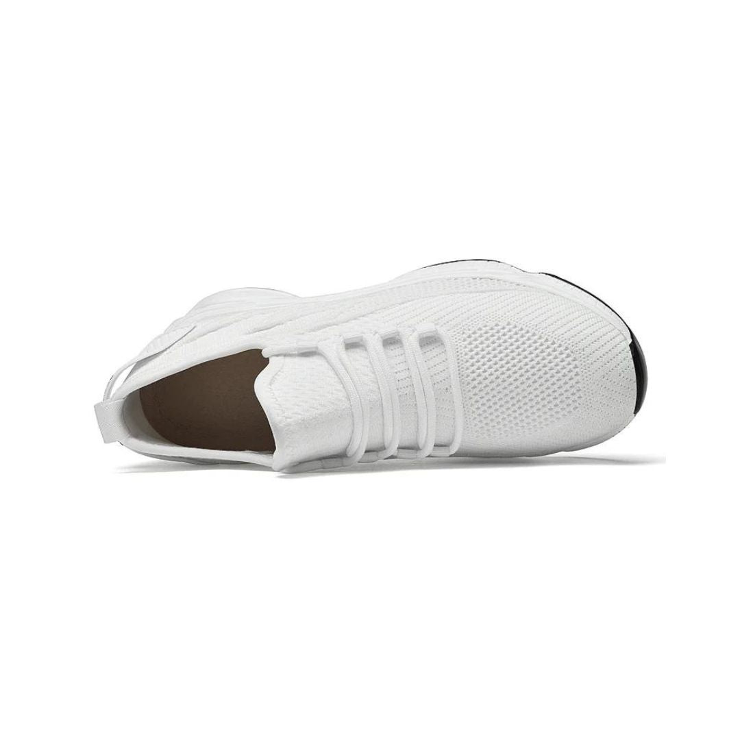 Weiße Sneaker aus Strickmaterial, seitliche Ansicht, mit elastischen Schnürsenkeln und schwarzer Sohle. Moderne, bequeme Sportschuhe für Herren.