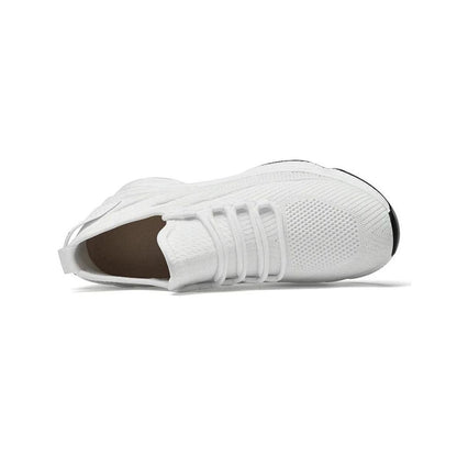 Weiße Sneaker aus Strickmaterial, seitliche Ansicht, mit elastischen Schnürsenkeln und schwarzer Sohle. Moderne, bequeme Sportschuhe für Herren.