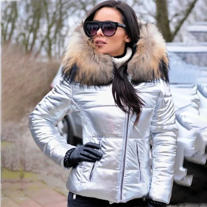 Frau in silberner Daunenjacke mit Fellkragen, Sonnenbrille und Handschuhen. Wintermode, stilvolle Damenjacke, Outdoor-Bekleidung.
