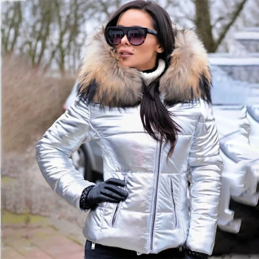 Frau in silberner Daunenjacke mit Fellkragen, Sonnenbrille und Handschuhen. Wintermode, stilvolle Damenjacke, Outdoor-Bekleidung.