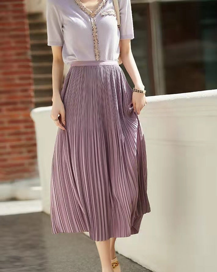 Elegantes lila Plisseekleid, knielang, mit V-Ausschnitt und kurzen Ärmeln, ideal für Sommermode und stilvolle Freizeitoutfits.